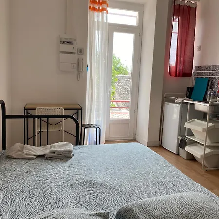 La Maison D'antonin 2 アパート